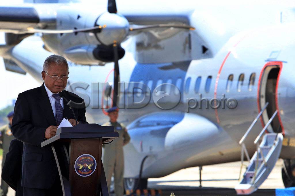 Menhan Serahkan CN 235...