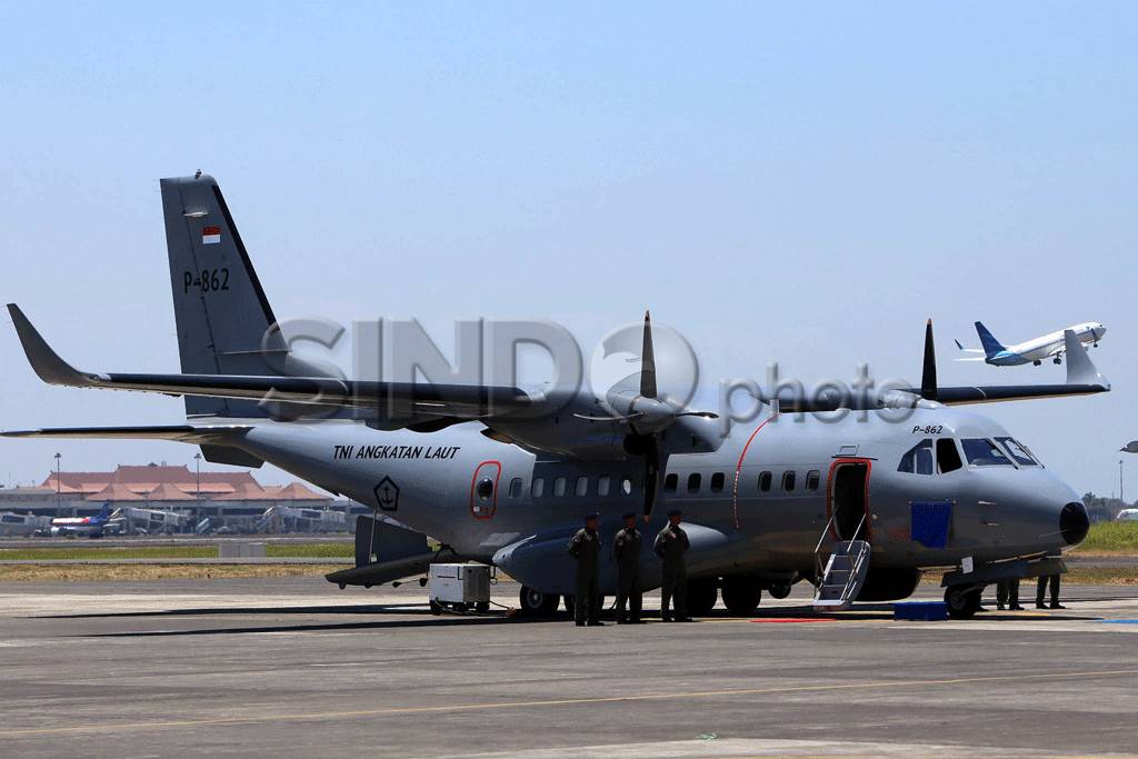 Menhan Serahkan CN 235...