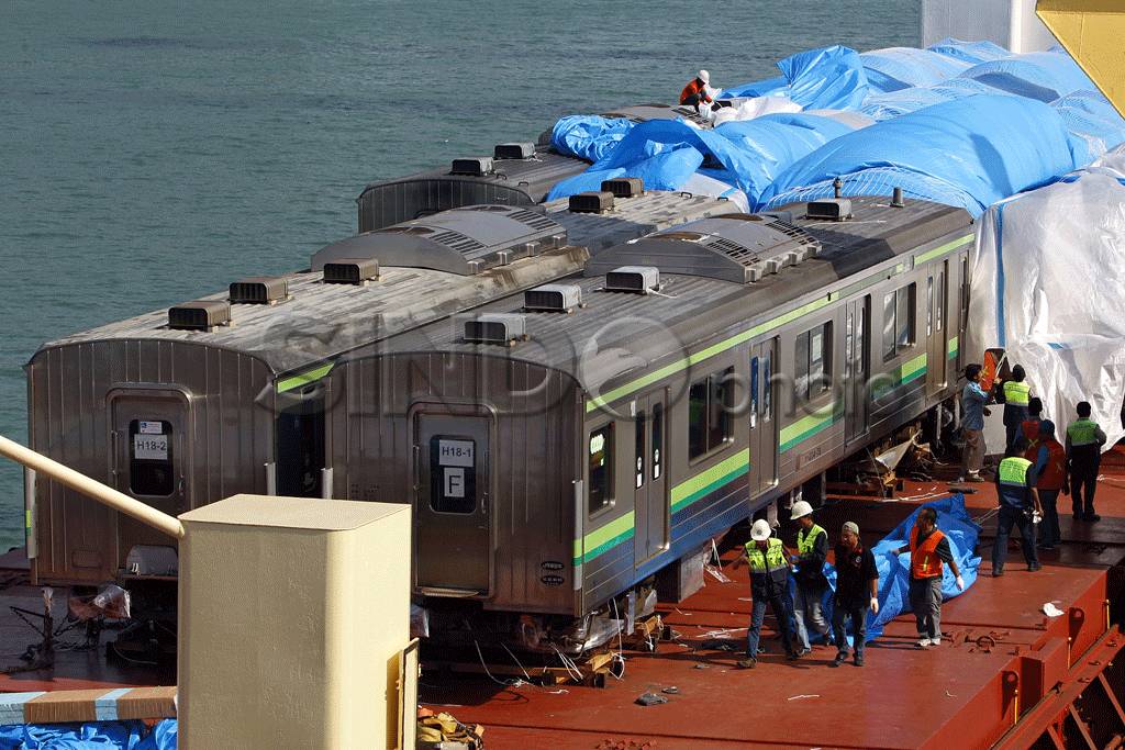 32 Gerbong KRL Dari...