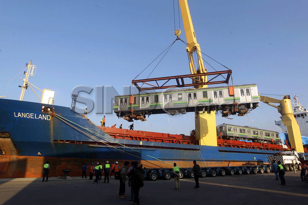 32 Gerbong KRL Dari...