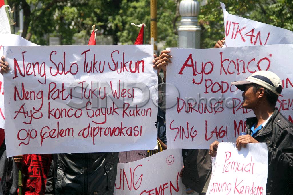 Warga Rembang Dukung...