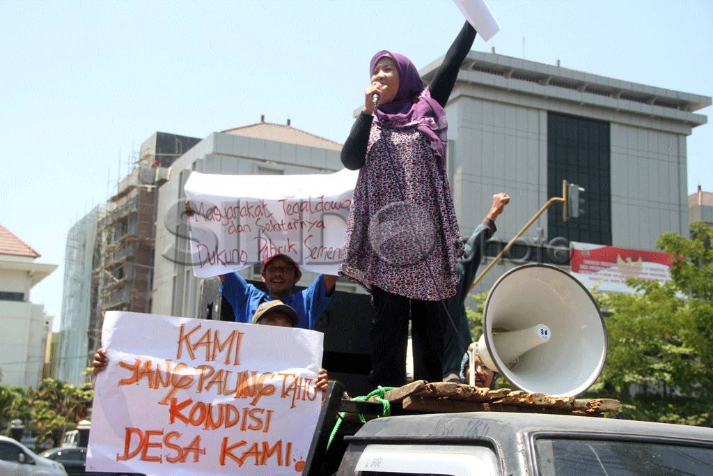 Warga Rembang Dukung...
