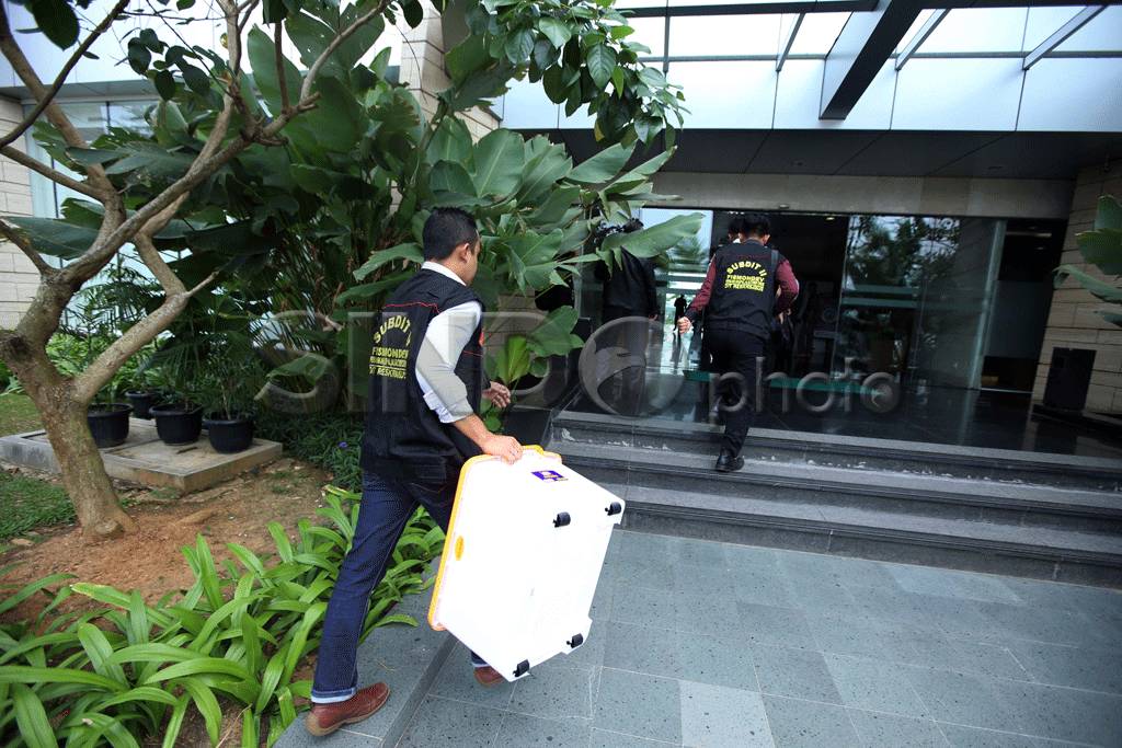 Polisi Geledah Kantor...