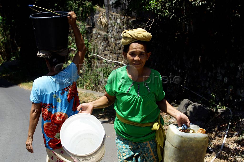 Musim Kemarau, Warga...