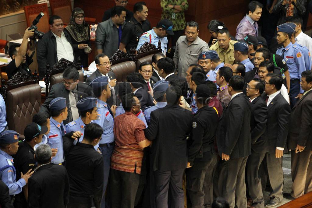 Ricuh Anggota DPR saat...
