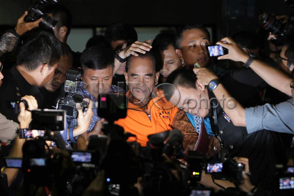 Gubernur Riau Tersangka