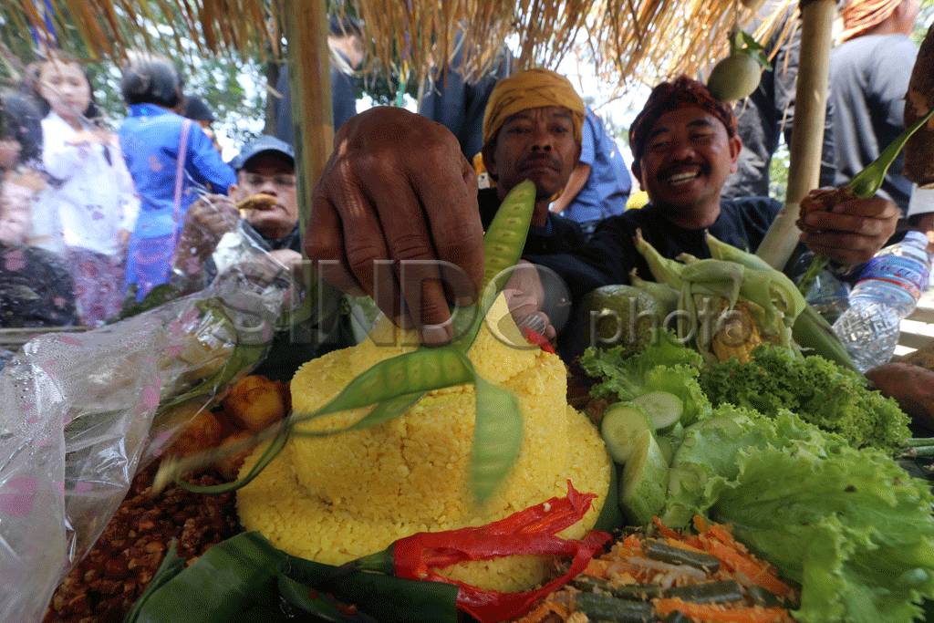 Pawai Jampana Meriahkan...