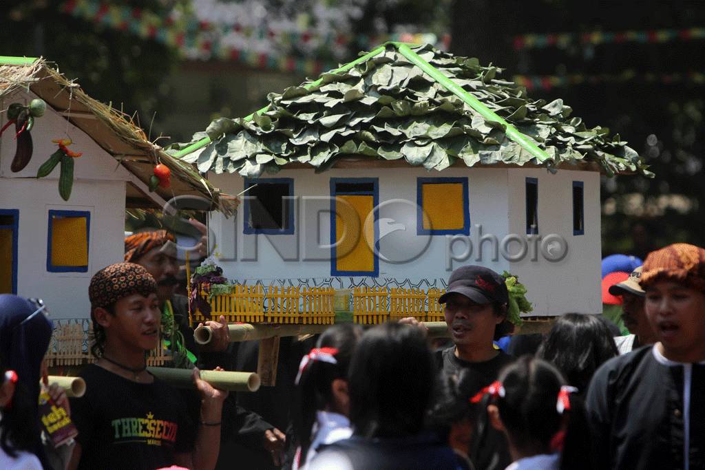 Pawai Jampana Meriahkan...
