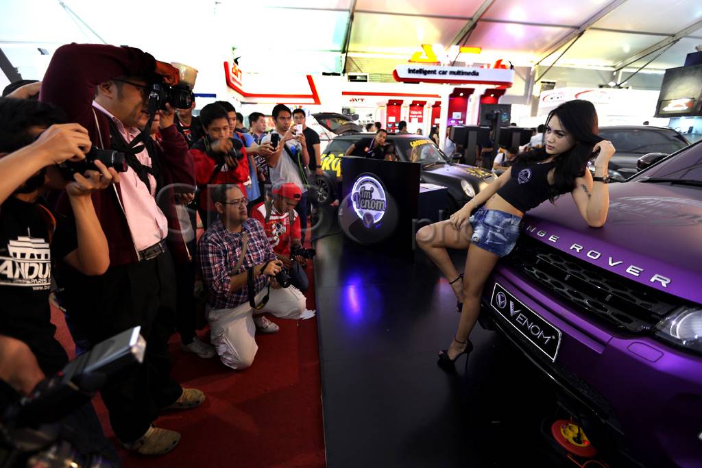 Aksi Model Seksi Jadi...