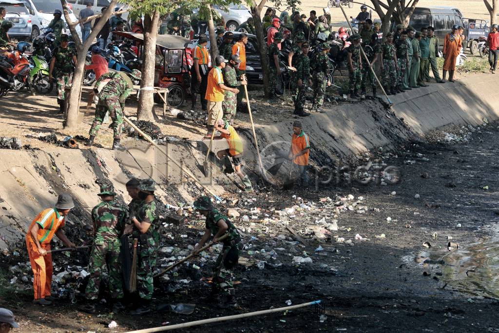 Bersih-Bersih Kanal...