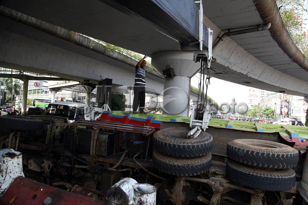 Truk Terguling di Flyover...