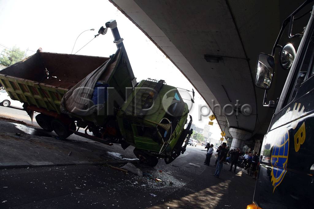 Truk Terguling di Flyover...