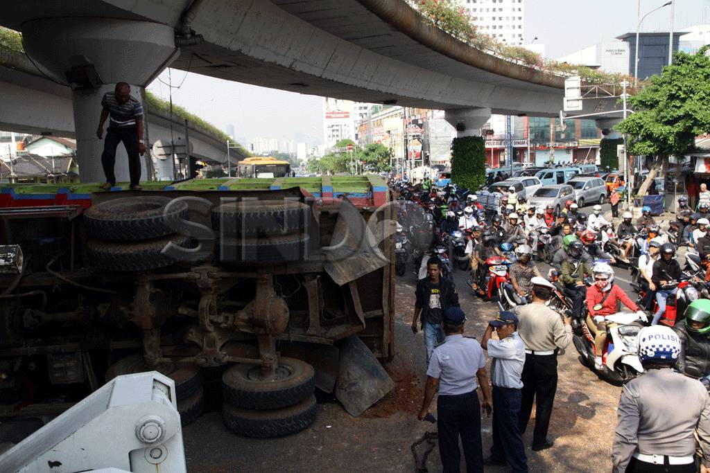 Truk Terguling di Flyover...