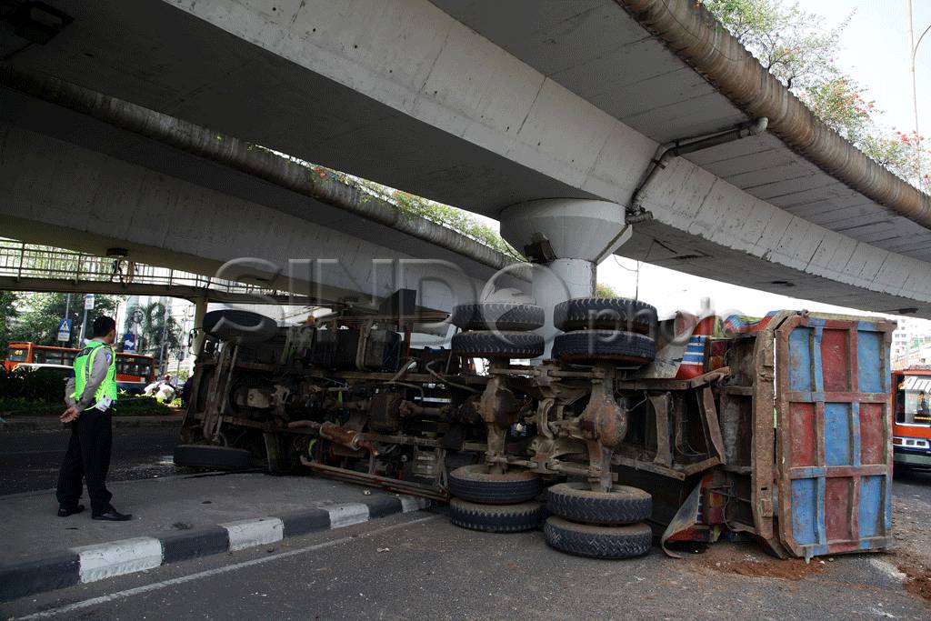 Truk Terguling di Flyover...