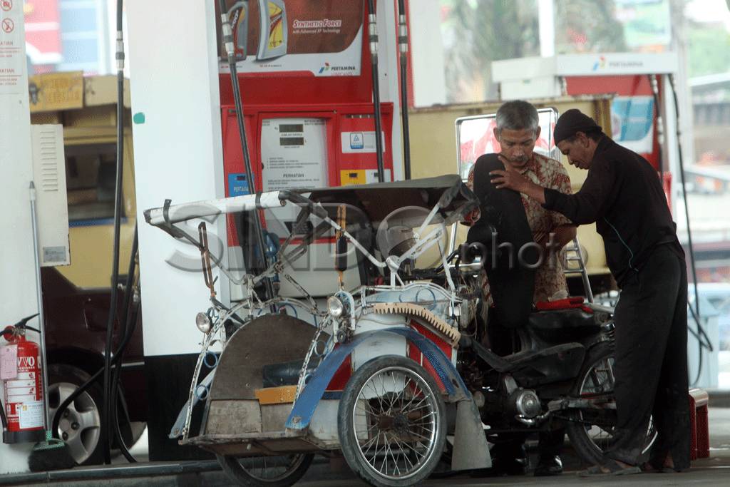 Operator SPBU di Palembang...