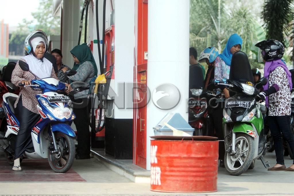 Operator SPBU di Palembang...