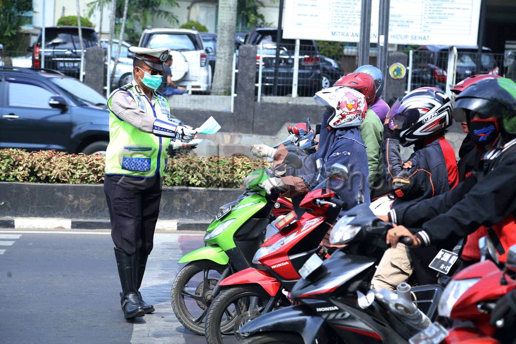 Polisi Bagikan Masker