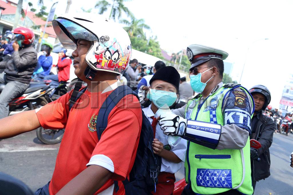 Polisi Bagikan Masker