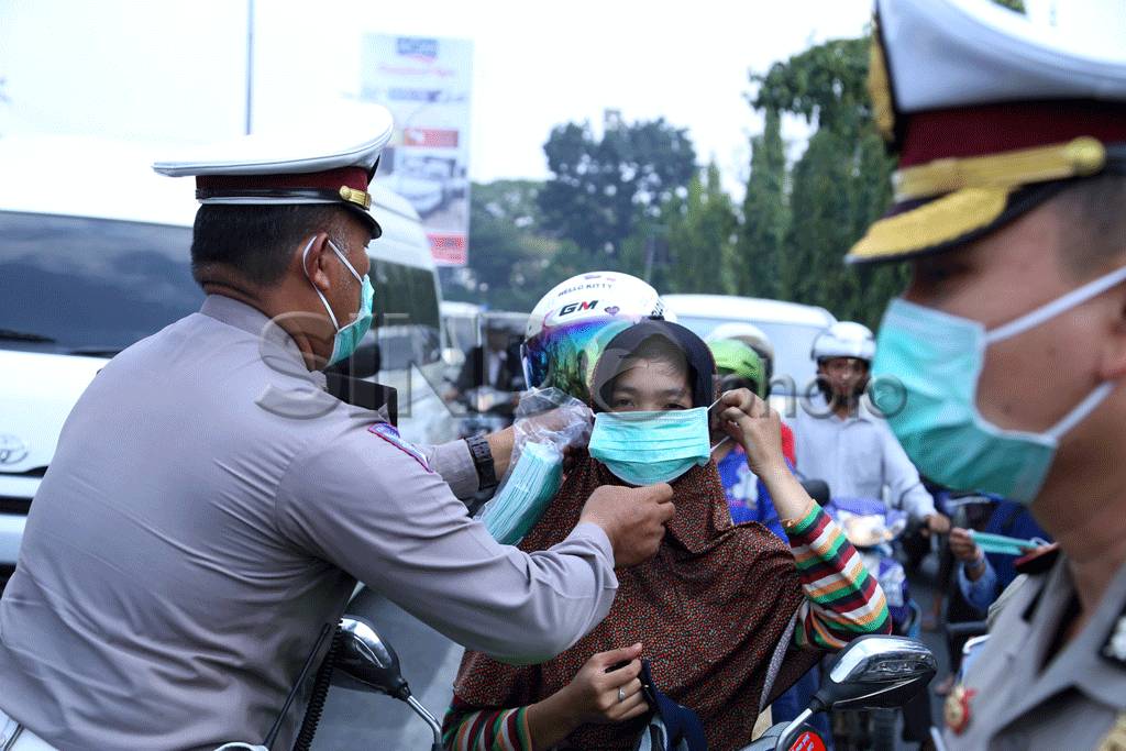 Polisi Bagikan Masker