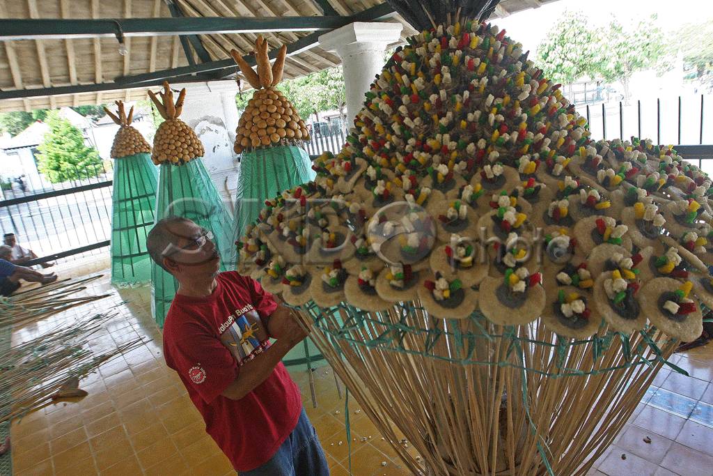 Abdi Dalem Siapkan Gunungan...