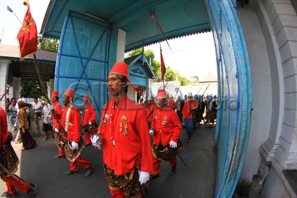 Berebut Gunungan Grebeg...