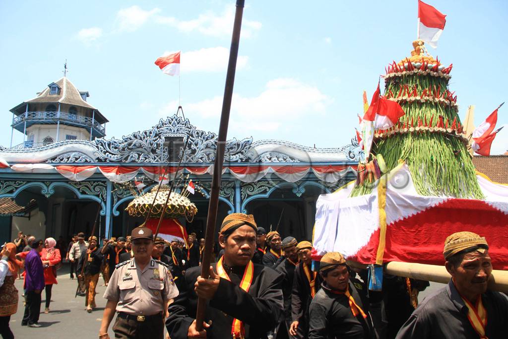 Berebut Gunungan Grebeg...