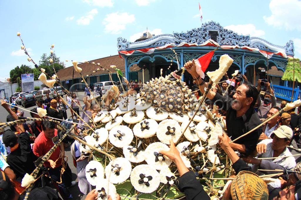 Berebut Gunungan Grebeg...