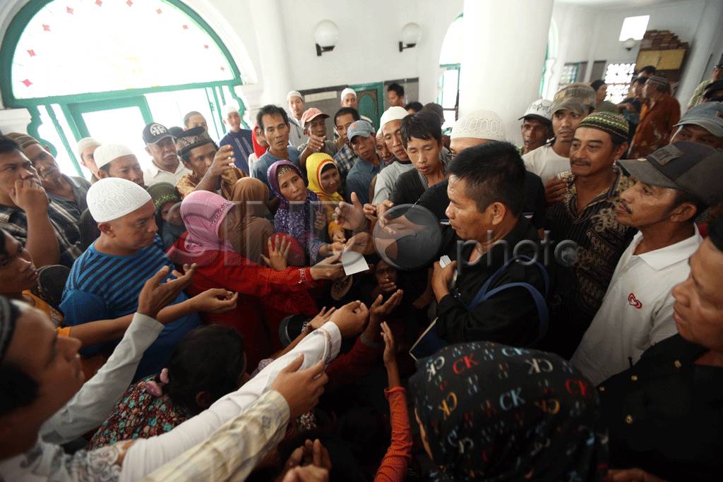 Warga Berebut Kupon...