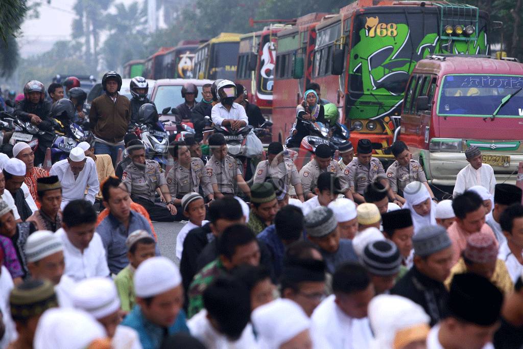 Ribuan Jamaah Shalat...