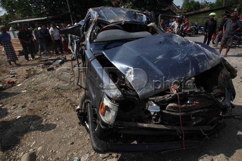 Mobil Kijang Tertabrak...