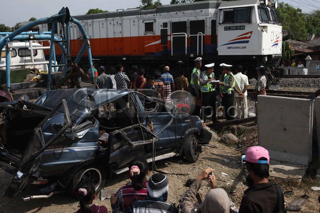 Mobil Kijang Tertabrak...
