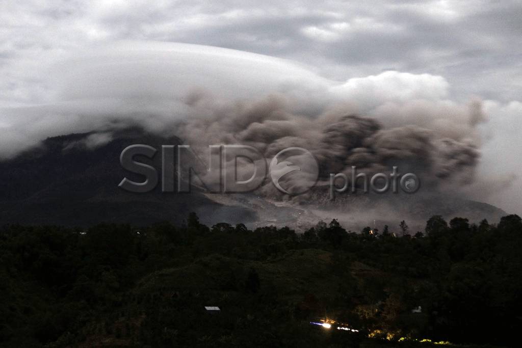 Gunung Sinabung Masih...