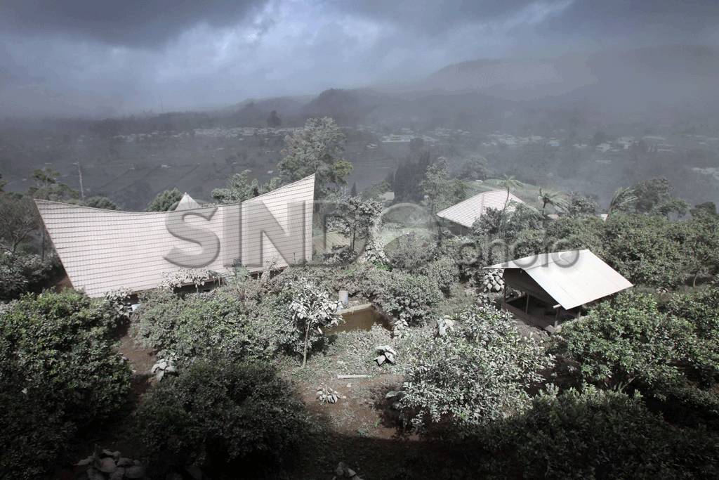 Gunung Sinabung Masih...