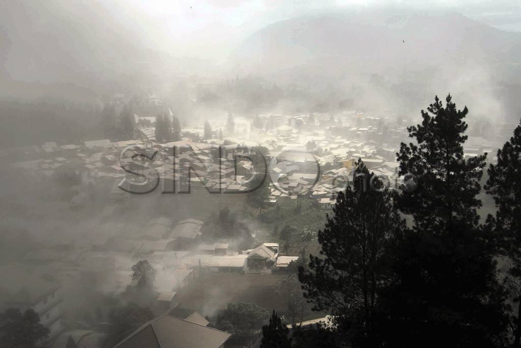 Gunung Sinabung Masih...