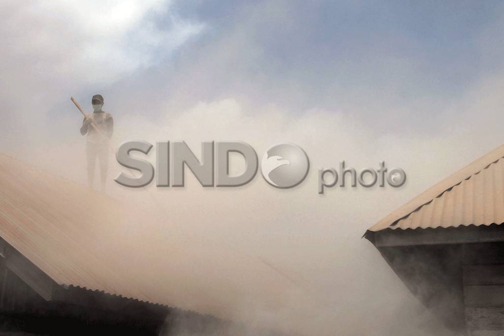 Gunung Sinabung Tumpahkan...