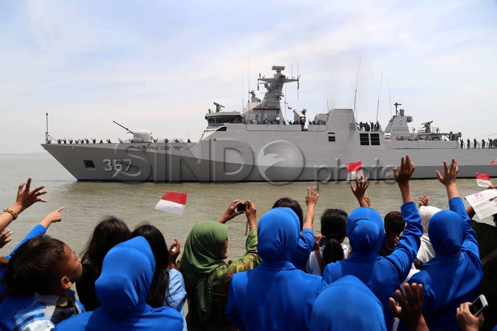 TNI Berangkatkan Kapal...