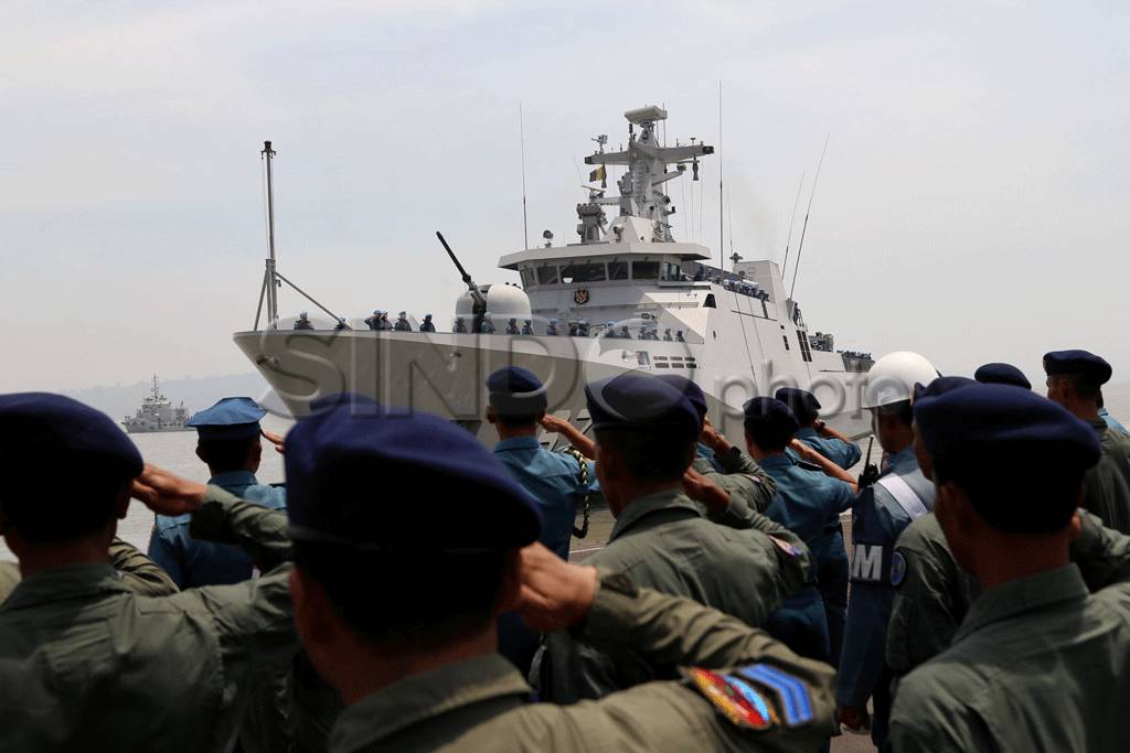 TNI Berangkatkan Kapal...