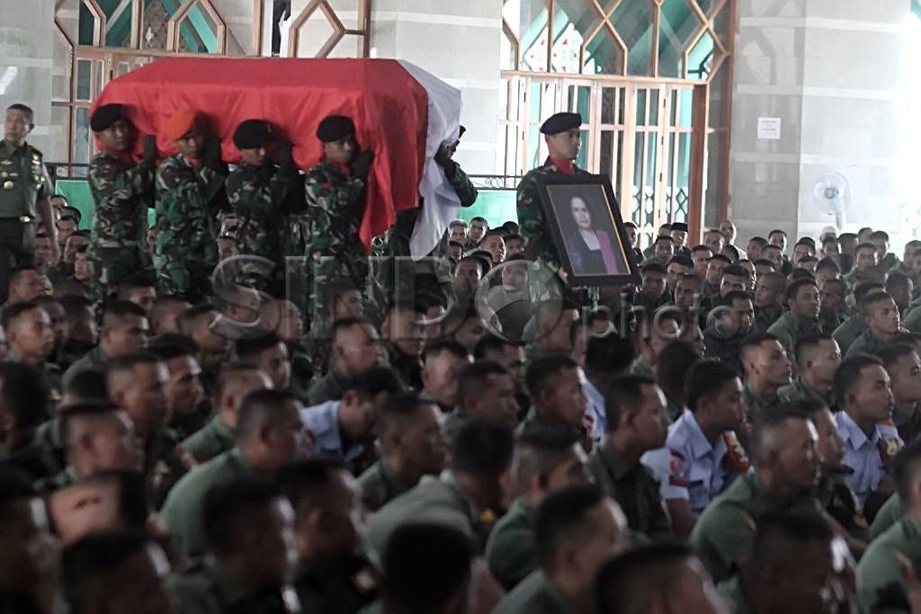Pemakaman Istri Mantan...