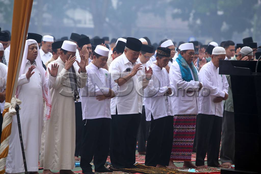 Warga Palembang Gelar...