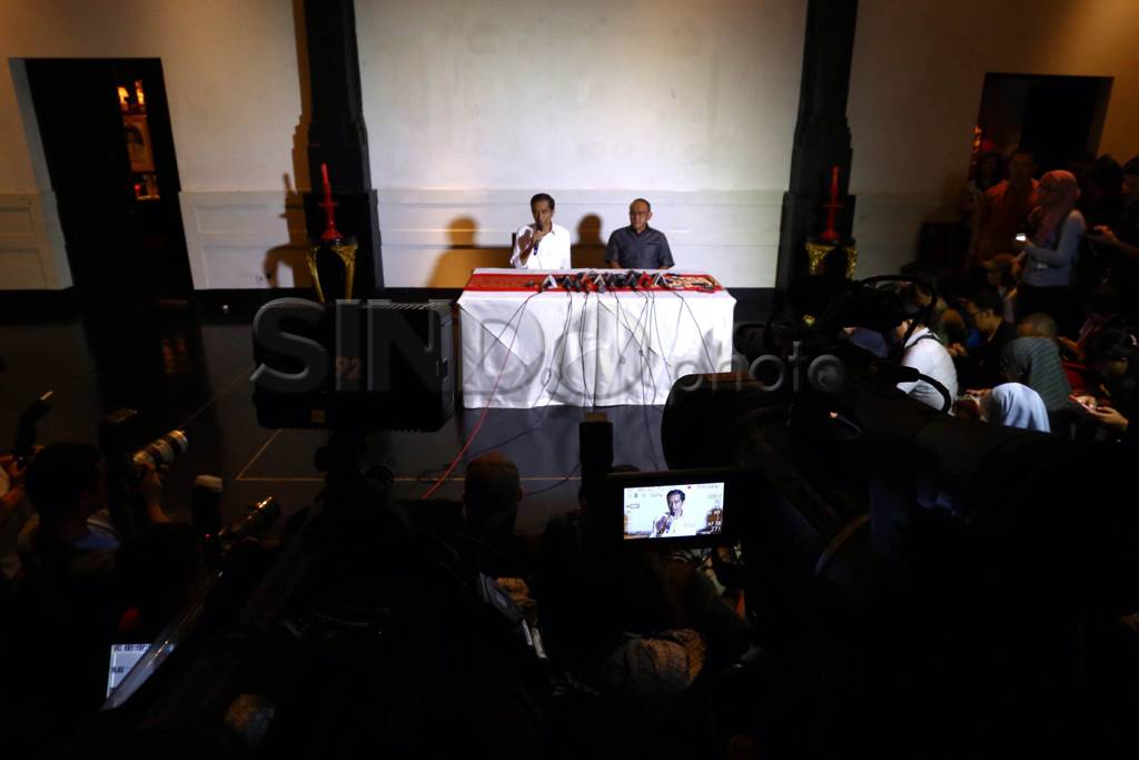 Jokowi Bertemu Empat...
