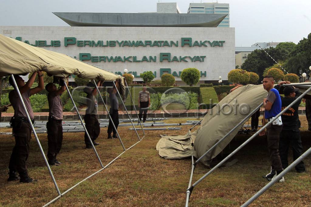 Petugas Dirikan Tenda...