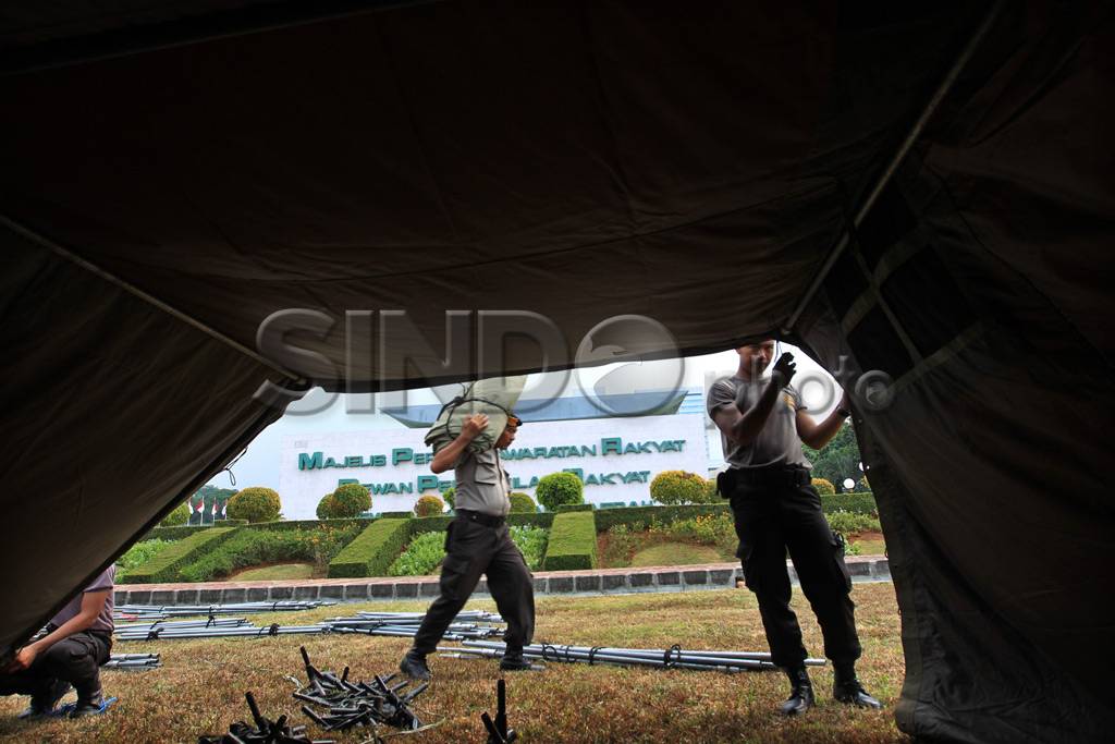 Petugas Dirikan Tenda...