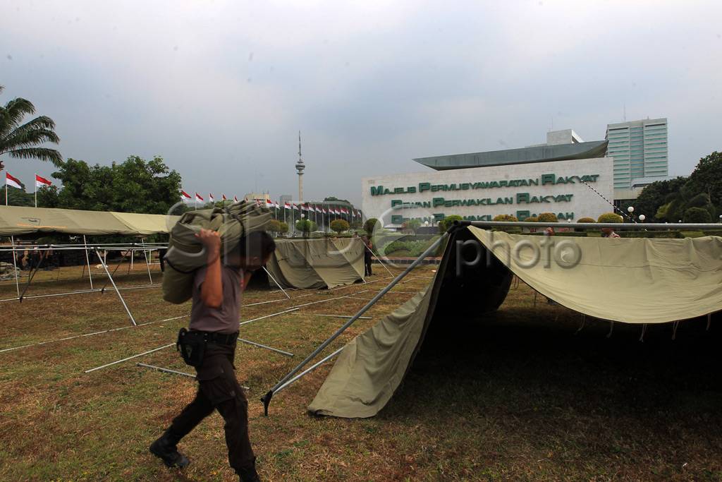 Petugas Dirikan Tenda...