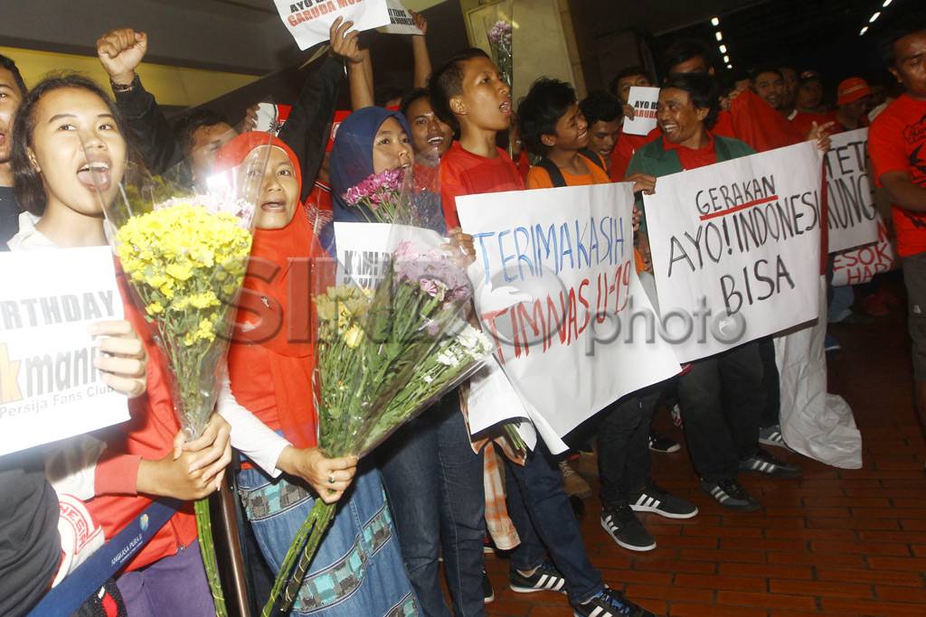 Suporter Sambut Kedatangan...