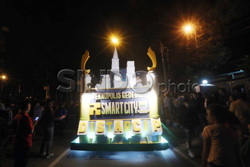 Ribuan Warga Saksikan...