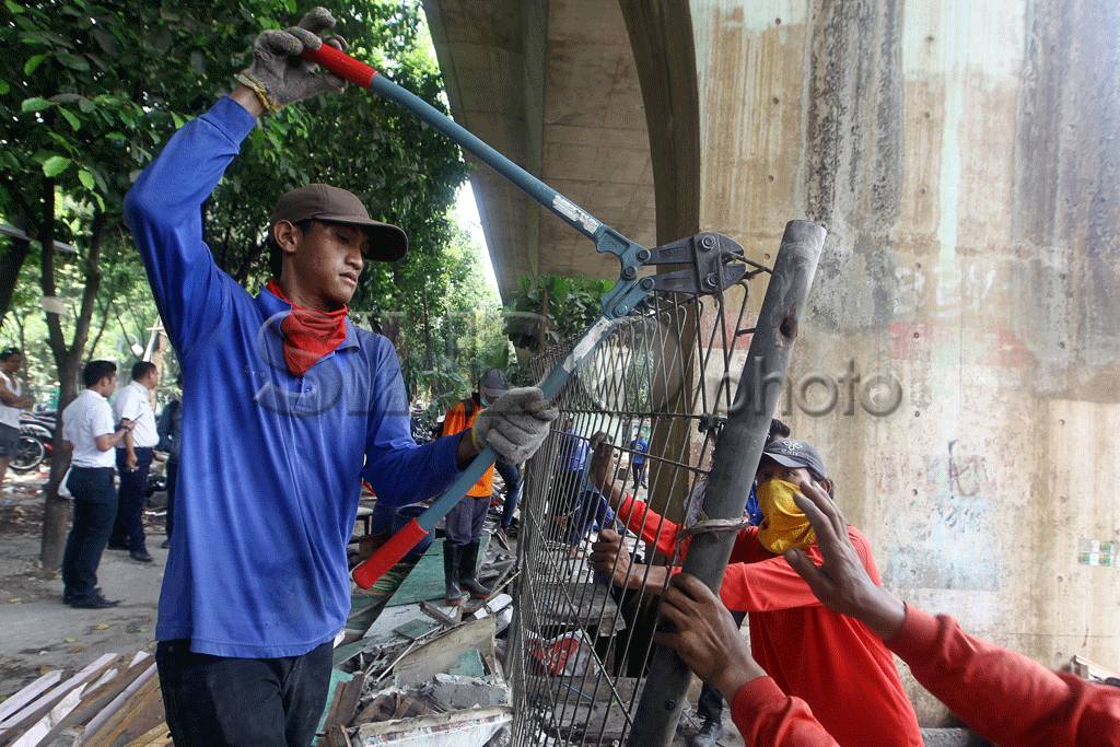 PT KAI Tertibkan Kawasan...