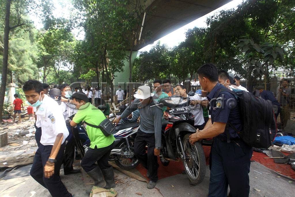 PT KAI Tertibkan Kawasan...