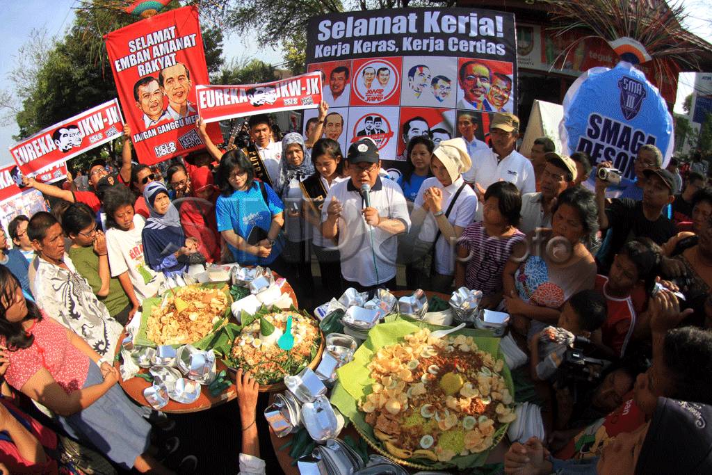 Warga Solo Gelar Tumpengan...