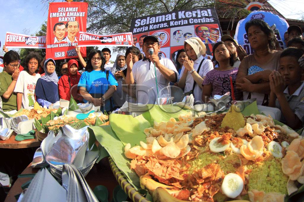 Warga Solo Gelar Tumpengan...
