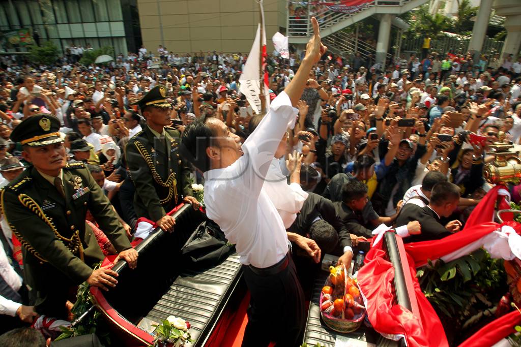 Singsingkan Lengan Jokowi-JK...